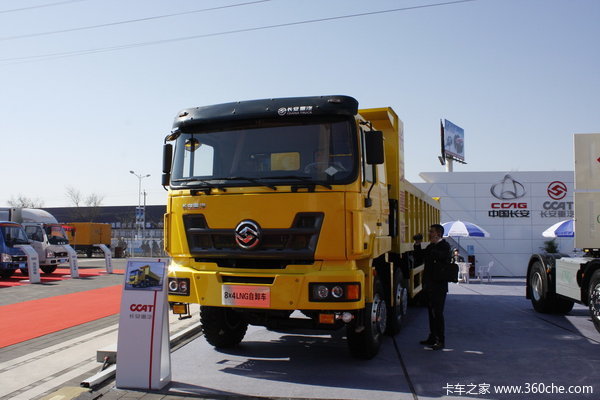 江铃重汽 远威重卡 350马力 8X4 LNG自卸车(SXQ3310M7N-4)外观图（3/19）