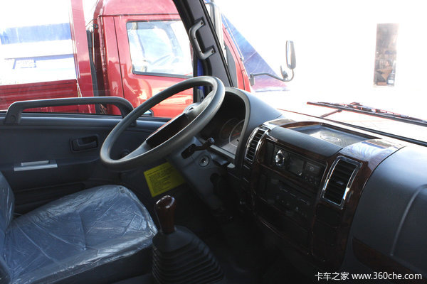 北京 旗龙中卡 136马力 4X2 栏板载货车(BJ1126PPU91)驾驶室图