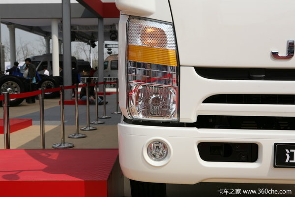 江淮帅铃III 156马力 4X2 6.2米排半厢式载货车(HFC1083)外观图（4/6）