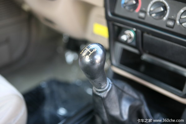 北汽 陆铃 经济型 2.2L汽油 四驱 双排皮卡驾驶室图（9/15）