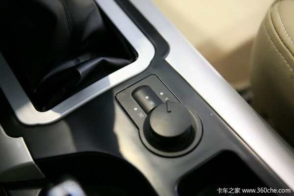 2009款黄海 大柴神 豪华型 2.4L汽油 四驱 双排皮卡驾驶室图（13/18）