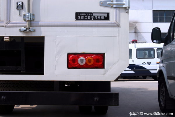 江铃 凯威中卡 156马力 4X2 排半厢式载货车(轴距 4500)上装图（7/15）