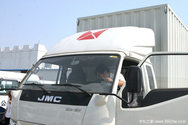 江铃 凯威中卡 156马力 4X2 排半厢式载货车(轴距 4500)外观图（11/24）