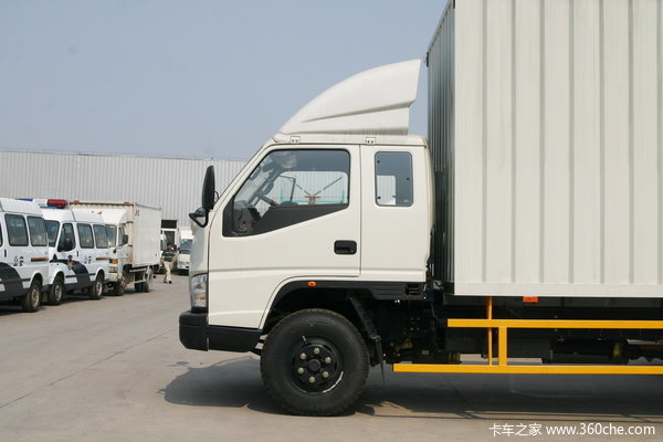 江铃 凯威中卡 156马力 4X2 排半厢式载货车(轴距 4500)外观图（8/24）