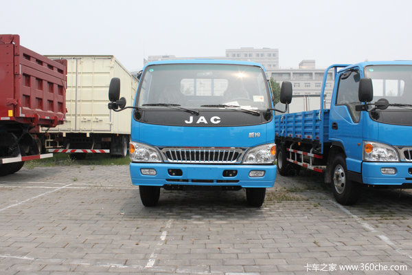 江淮 威铃 109马力 4X2 5.2米单排栏板载货车(HFC1056K103)外观图（2/4）