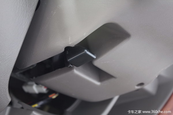 2011款郑州日产 高级型 2.4L汽油 四驱 双排皮卡驾驶室图（41/41）