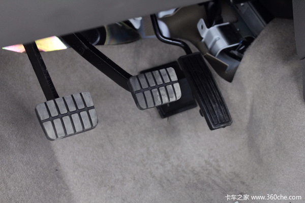 2011款郑州日产 高级型 2.4L汽油 四驱 双排皮卡驾驶室图（40/41）