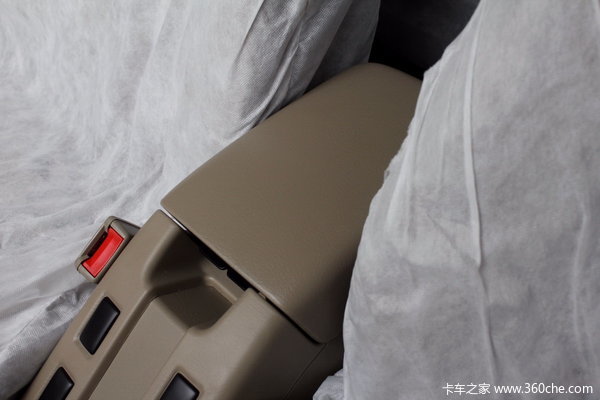 2011款郑州日产 高级型 2.4L汽油 四驱 双排皮卡驾驶室图（34/41）
