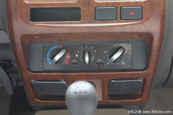 2011款郑州日产 高级型 2.4L汽油 四驱 双排皮卡驾驶室图（15/41）
