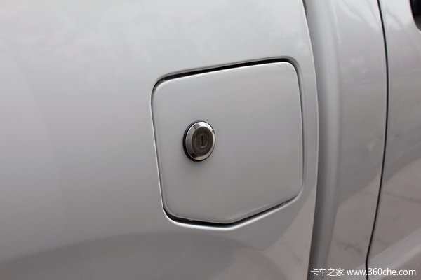 2011款郑州日产 高级型 2.4L汽油 四驱 双排皮卡外观图（25/35）