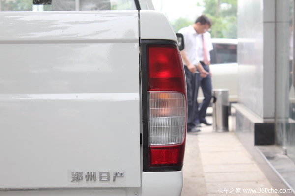 2011款郑州日产 高级型 2.4L汽油 四驱 双排皮卡上装图（5/7）