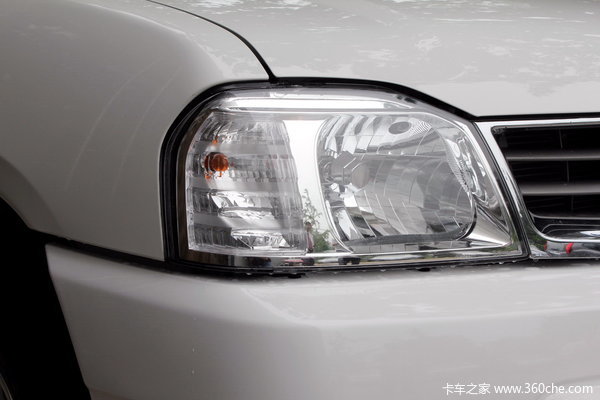 2011款郑州日产 高级型 2.4L汽油 四驱 双排皮卡外观图（9/35）