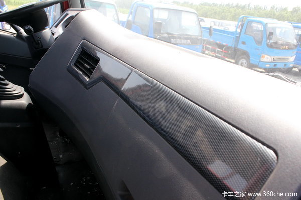 青岛解放 赛龙中卡 140马力 4X2 栏板载货车(2010款)(CA1145PK2L2AEA80)驾驶室图（11/71）