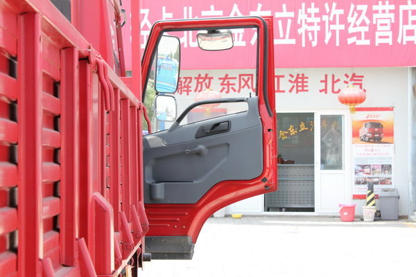 青岛解放 赛龙中卡 140马力 4X2 栏板载货车(2010款)(CA1145PK2L2AEA80)驾驶室图（2/71）