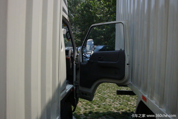 江铃 凯威中卡 156马力 4X2 排半厢式载货车(JX5090XXYXPRC2)驾驶室图