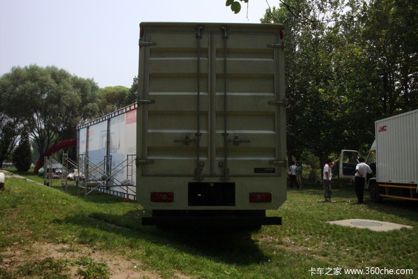 江铃 凯威中卡 156马力 4X2 排半厢式载货车(JX5090XXYXPRC2)外观图（5/15）