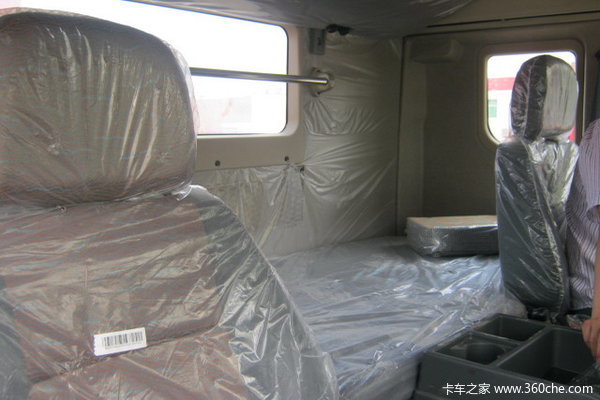 东风柳汽 霸龙507重卡 270马力 8X4 栏板载货车(LZ1244PEL)驾驶室图（21/23）