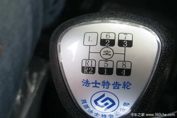 东风柳汽 霸龙507重卡 270马力 8X4 栏板载货车(LZ1244PEL)驾驶室图（13/23）