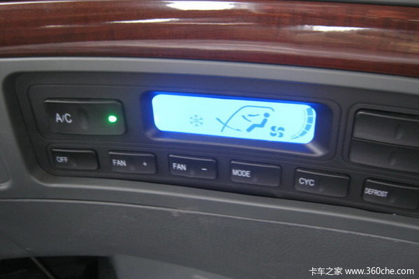 东风柳汽 霸龙507重卡 270马力 8X4 栏板载货车(LZ1244PEL)驾驶室图（9/23）