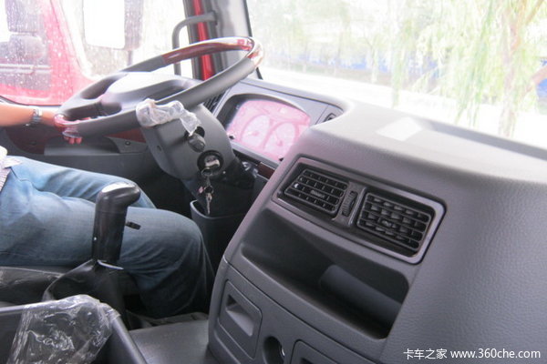 东风柳汽 霸龙507重卡 270马力 8X4 栏板载货车(LZ1244PEL)驾驶室图（8/23）