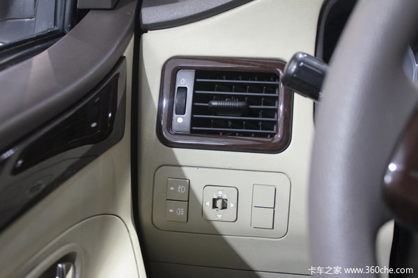 福田 萨普V 征服者 2.8L柴油  四驱 双排皮卡驾驶室图（4/7）