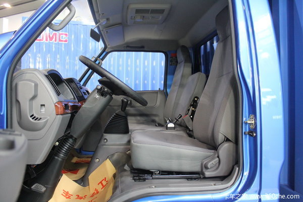 江铃 凯威中卡 156马力 4X2 宽体厢式载货车(JX5090XXYXRC2)驾驶室图（2/8）