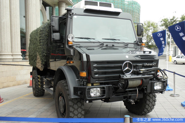 奔驰 Unimog系列 218马力 4X4 越野卡车(型号U4000/U5000)外观图