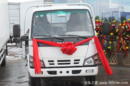 庆铃 700P系列中卡 175马力 4X2 栏板载货车(QL1100TKAR)