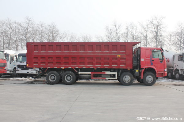 中国重汽 HOWO重卡 336马力 8X4 自卸车(ZZ3317N4867C1L)外观图（3/10）