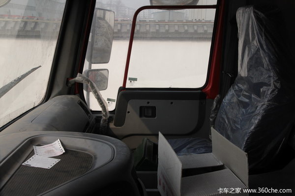 中国重汽 HOWO重卡 375马力 8X4 自卸车(侧翻)(ZZ3317N4067C1)驾驶室图（5/14）