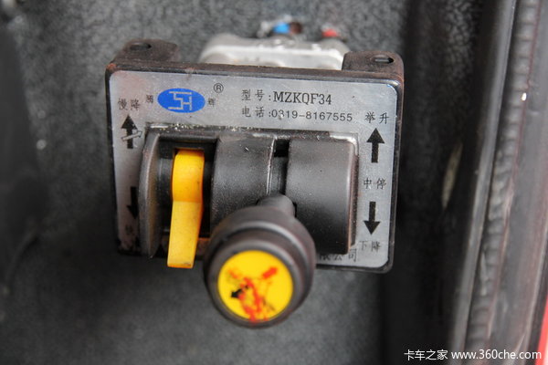 江铃重汽 远威重卡 290马力 6X4 自卸车(SXQ3250M6D)驾驶室图（19/22）