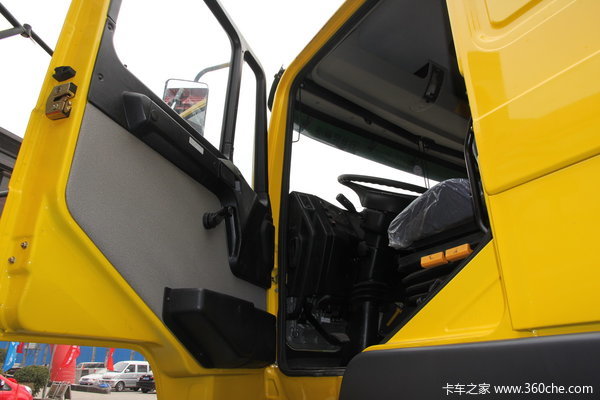 江铃重汽 远威重卡 260马力 8X4 自卸车(SXQ3310G5D)驾驶室图