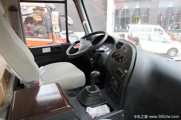 江铃重汽 远威重卡 260马力 8X4 自卸车(SXQ3310G5D2)驾驶室图（3/9）