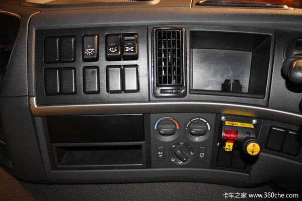 沃尔沃 FMX重卡 420马力 8X4 自卸车驾驶室图（21/23）