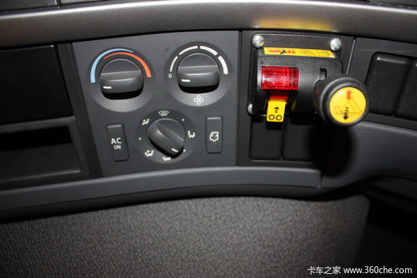 沃尔沃 FMX重卡 420马力 8X4 自卸车驾驶室图（13/23）