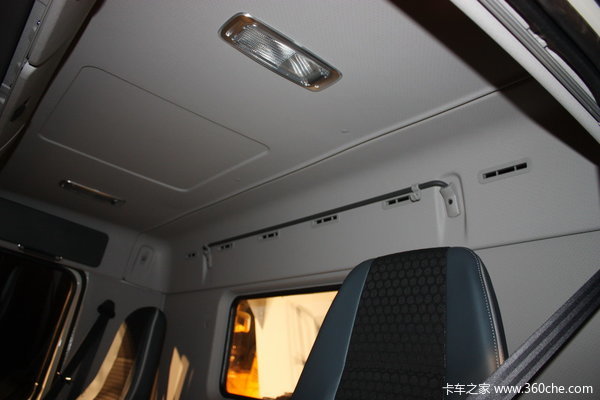 沃尔沃 FMX重卡 420马力 8X4 自卸车驾驶室图（8/23）