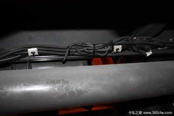 沃尔沃 FMX重卡 420马力 8X4 自卸车底盘图（7/26）
