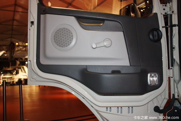 沃尔沃 FMX重卡 420马力 8X4 自卸车驾驶室图（3/23）