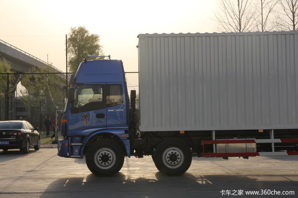 福田 欧曼ETX 5系重卡 185马力 6X2 厢式载货车(平顶驾驶室)(BJ5167VJCHH-S)外观图（4/17）