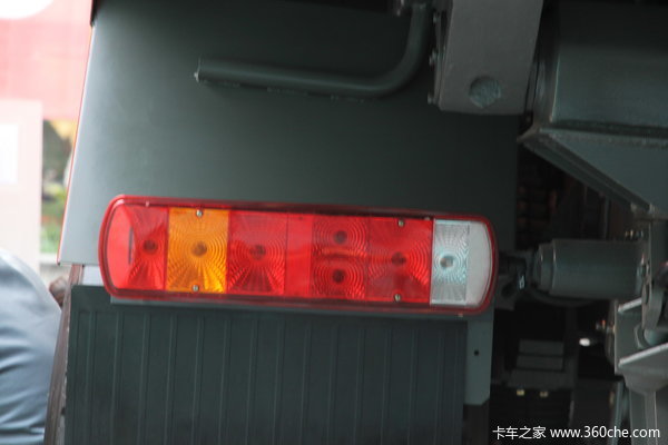 中国重汽 HOWO重卡 336马力 8X4 自卸车(中长平顶)(ZZ3317N357C1)底盘图（8/20）
