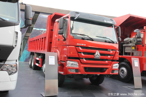 中国重汽 HOWO重卡 336马力 8X4 自卸车(中长平顶)(ZZ3317N357C1)外观图（2/8）
