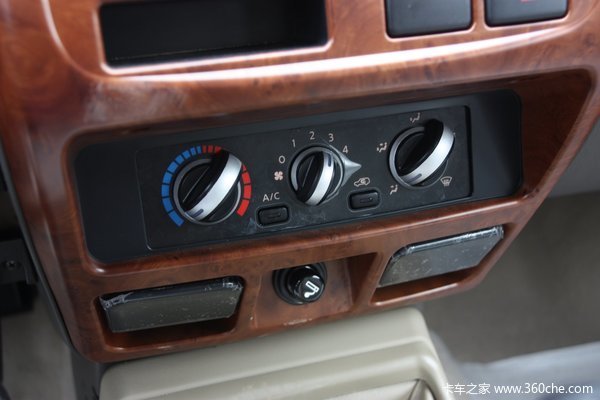 2011款郑州日产 标准型 2.4L汽油 双排皮卡驾驶室图（6/24）