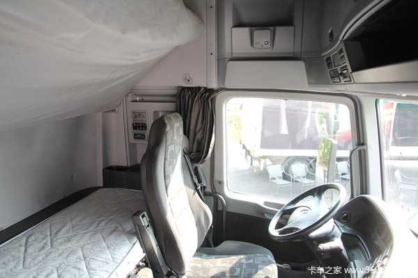奔驰 Actros重卡 480马力 6X2 厢式载货车(型号2548L)驾驶室图（3/7）
