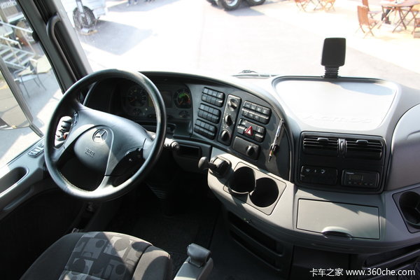 奔驰 Actros重卡 480马力 6X2 厢式载货车(型号2548L)驾驶室图（2/7）