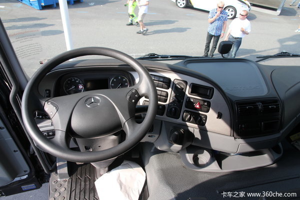 奔驰 Actros重卡 550马力 8X8 载货车(型号4155底盘)驾驶室图（4/13）