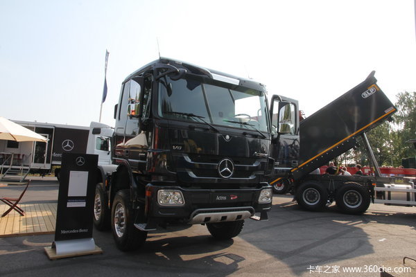 奔驰 Actros重卡 550马力 8X8 载货车(型号4155底盘)外观图（2/11）