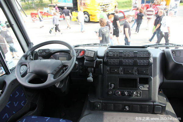 依维柯 Trakker系列重卡 500马力 6X4 自卸车(底盘)驾驶室图（3/12）