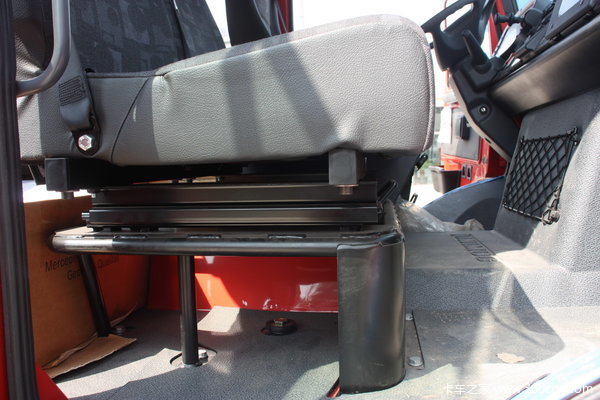 奔驰 Unimog系列 218马力 4X4 越野卡车(型号U4000)驾驶室图（40/41）