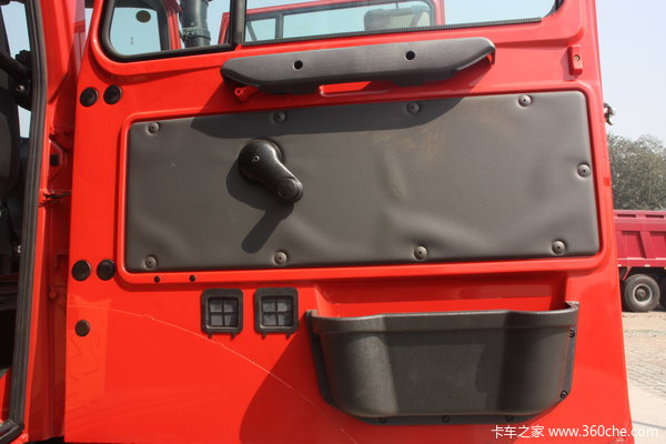 奔驰 Unimog系列 218马力 4X4 越野卡车(型号U4000)驾驶室图（28/41）