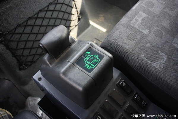 奔驰 Unimog系列 218马力 4X4 越野卡车(型号U4000)驾驶室图（18/41）